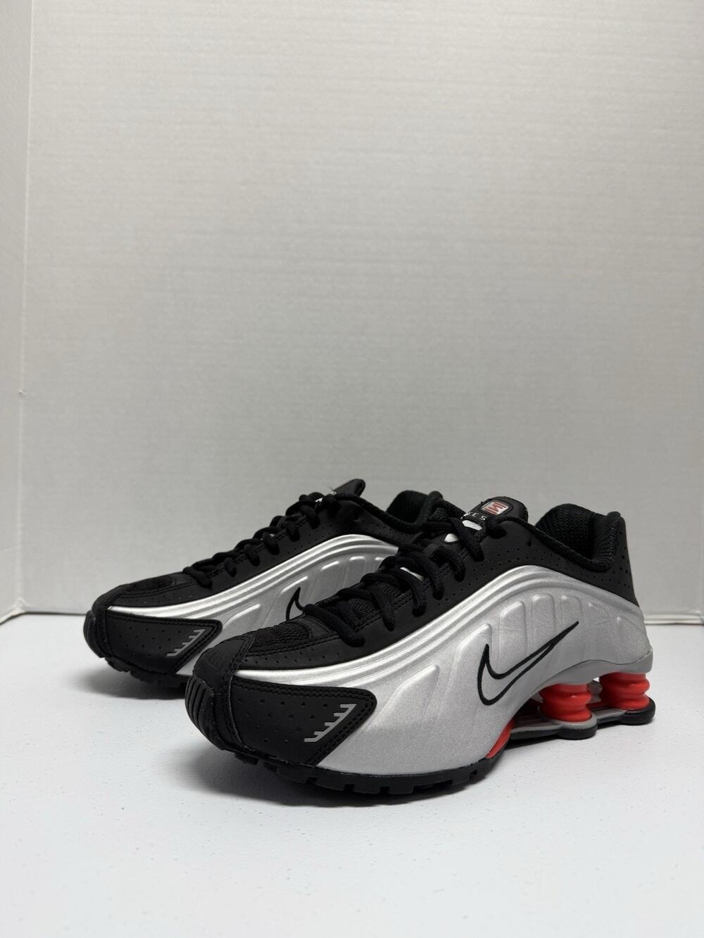 Nike Shox R4 OG Orange Twist HQ1988 002 Size 6 Men Size 7.5 Women Grey Black